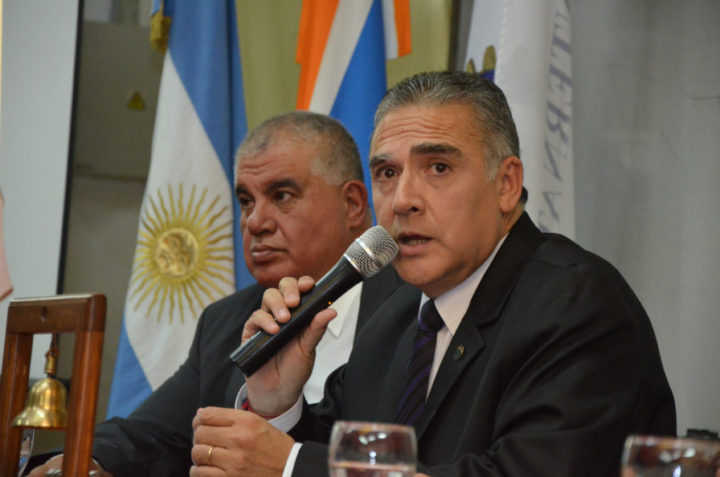 El Presidente del Rotary Club Río Grande, Miguel Vázquez, junto al tesorero de la institución, contador Jorge Moreno.