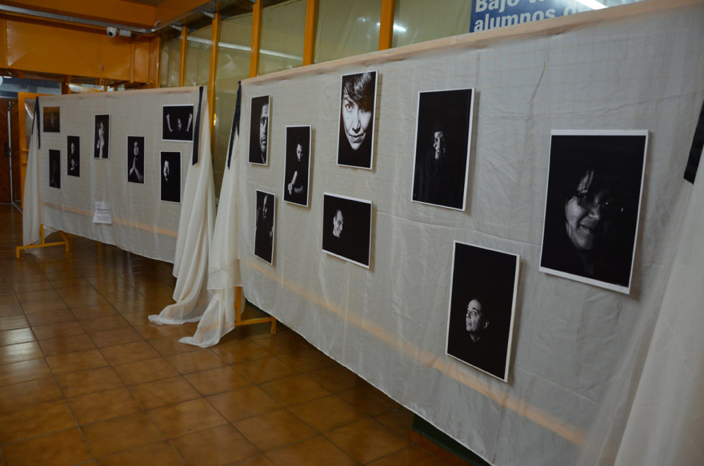 El profesional fotógrafo, Alfio Baldovín, participó del festejo por los 25 años del Rotary Club Río Grande, y expuso una muestra de fotografías que se denomina “Nosotros por Nosotros”. Del Taller Municipal de Fotografía que se dicta en el Centro Cultural Leandro N. Alem.