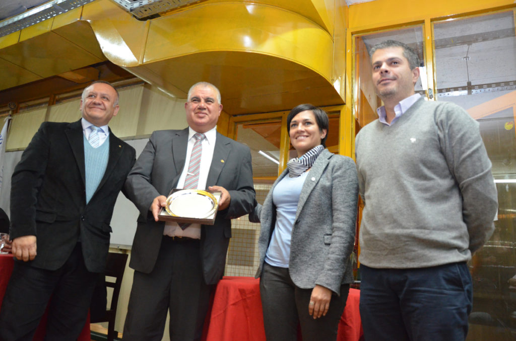 Los integrantes del Gabinete municipal Analía Cubino Paz y Andrés Dachary, también entregaron un reconocimiento al Rotary Club Río Grande.