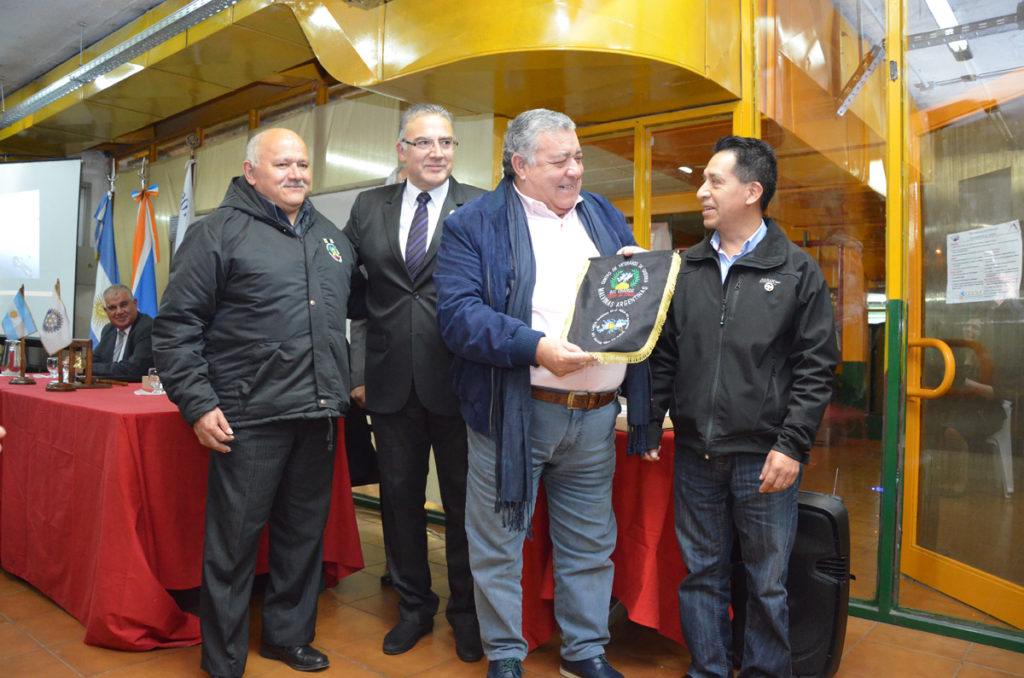 El Centro de Veteranos de Guerra encabezado por su presidente Roma Alanca, hizo entrega de un reconocimiento por su aporte a la comunidad al Rotary Club Río Grande.