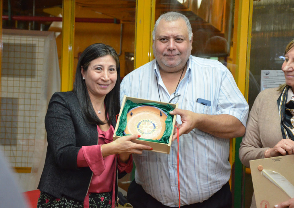 El Pass President Carlos Clark, entregó un reconocimiento a las socias Liliana López y Carolina Schauman.