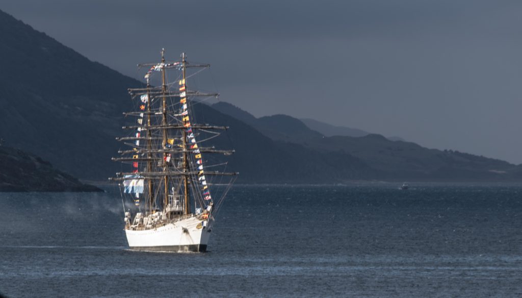 Cinco grandes veleros ya amarraron en el puerto de Ushuaia