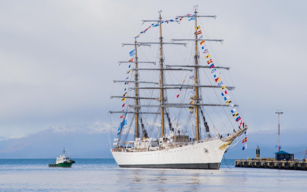 Cinco grandes veleros ya amarraron en el puerto de Ushuaia