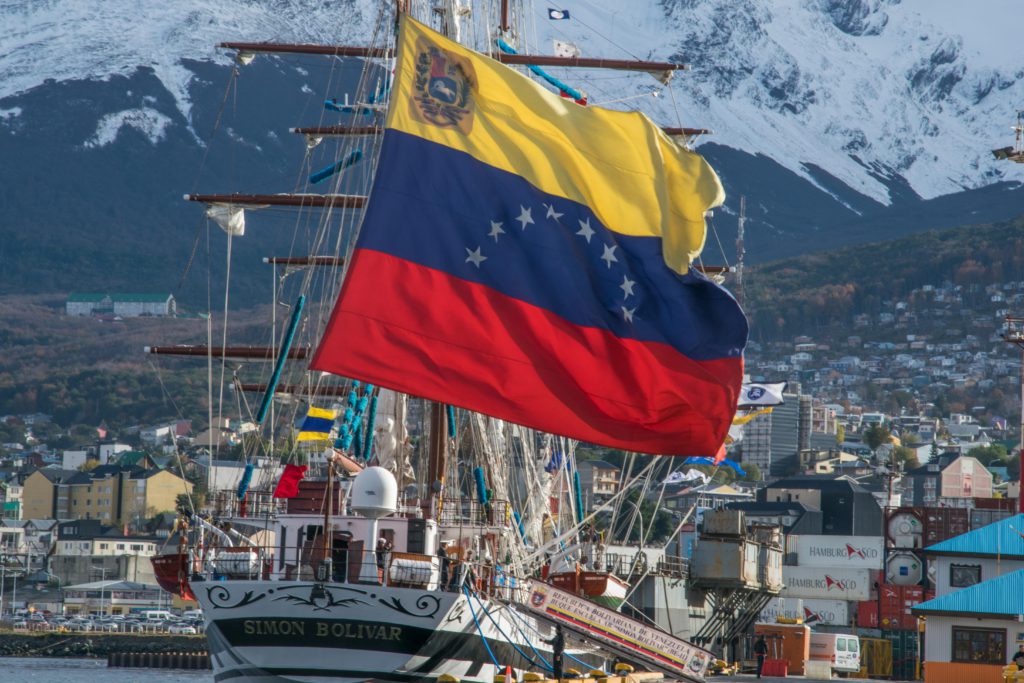 Cinco grandes veleros ya amarraron en el puerto de Ushuaia