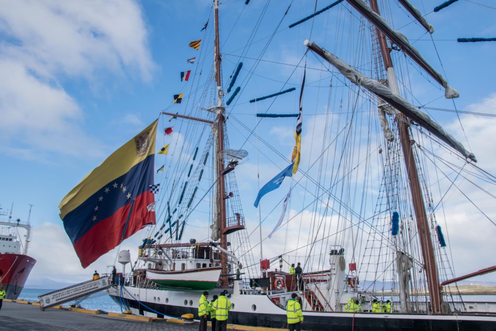 Cinco grandes veleros ya amarraron en el puerto de Ushuaia