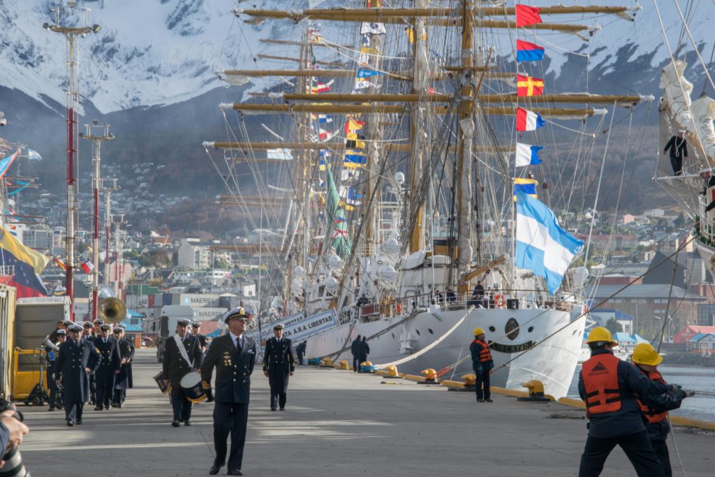 Cinco grandes veleros ya amarraron en el puerto de Ushuaia