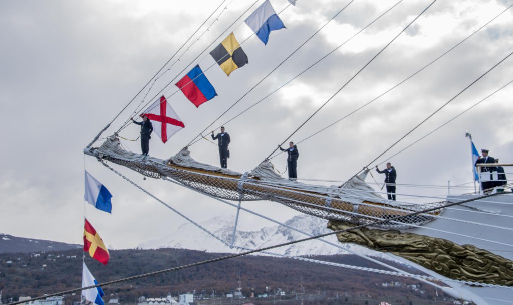 Cinco grandes veleros ya amarraron en el puerto de Ushuaia