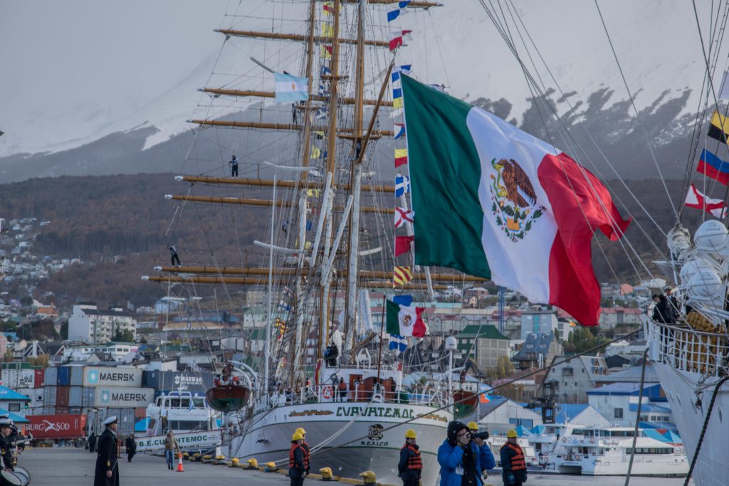 Cinco grandes veleros ya amarraron en el puerto de Ushuaia