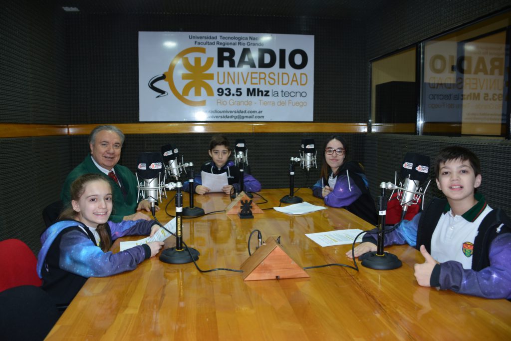 Los alumnos de 6to año de la Escuela Austral de Enseñanza Bilingüe, repasaron en su habitual programa “Pequeños Sueños” las actividades más importantes que se llevaron a cabo en la institución. En esta oportunidad, junto a un invitado de lujo: el presidente de la FUNDATEC, Ing. Mario Ferreyra, pasó a dialogar con los chicos.