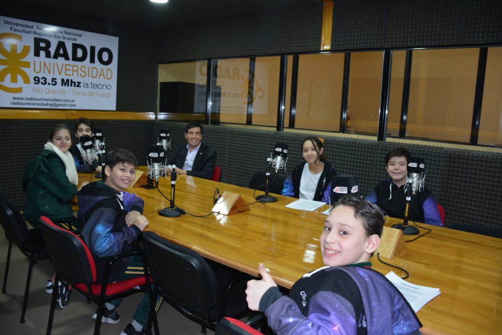 El presidente de la FUNDATEC, Ing. Mario Ferreyra, pasó a dialogar con los chicos junto al secretario Académico de la Facultad Regional Tierra del Fuego, Lic. Carlos Cabral.