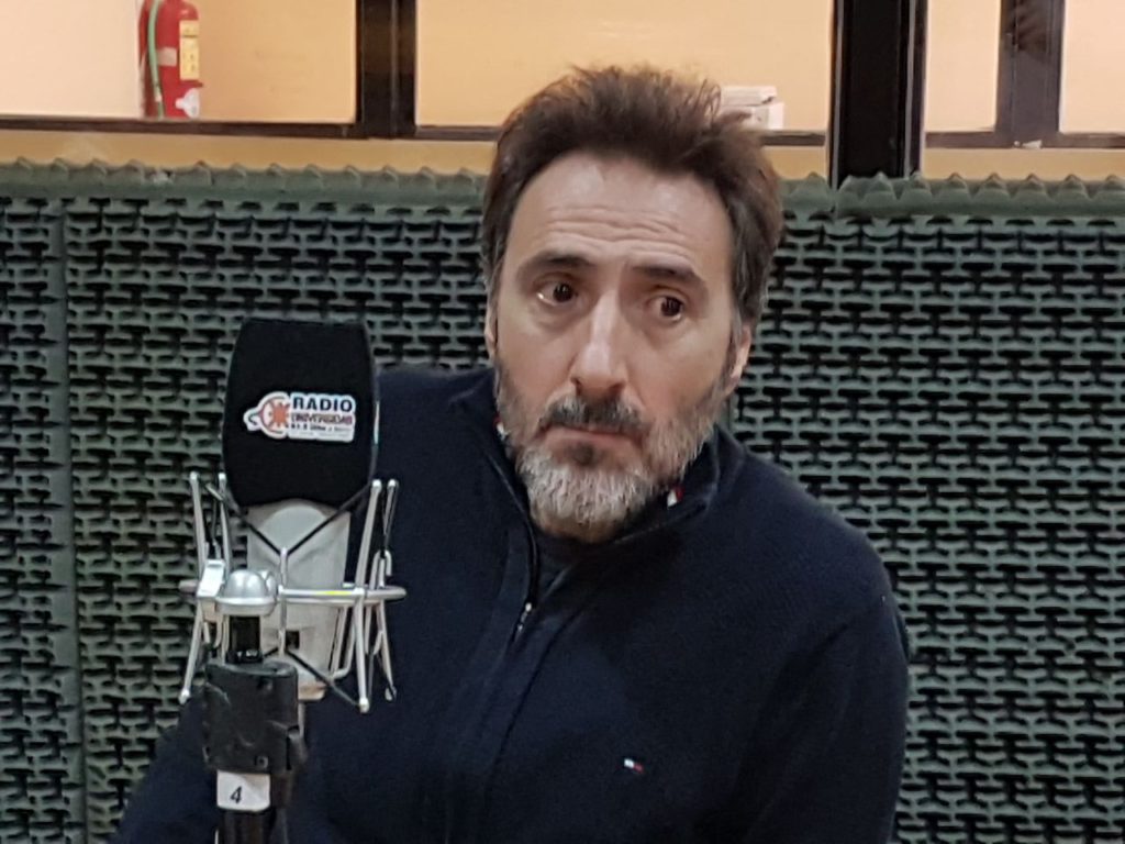 El diputado del PRO Juan Carlos “Cali” Villalonga, integrante de la alianza Cambiemos, disertó en esta ciudad sobre cambio climático y energías renovables, y visitó los estudios de Radio Universidad 93.5 acompañado de los legisladores Oscar Rubinos y Pablo Blanco.