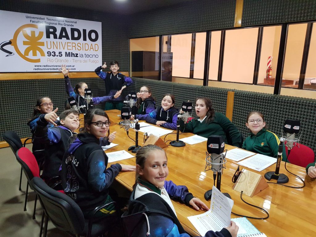 No te pierdas el repaso de todas las actividades que se llevaron a cabo en la Escuela Austral de Enseñanza Bilingüe. Los alumnos de 6to año nos traen en su habitual programa que se emite por Radio Universidad (93.5), las últimas actividades de los diferentes niveles educativos. Pasá, escuchá y divertite.