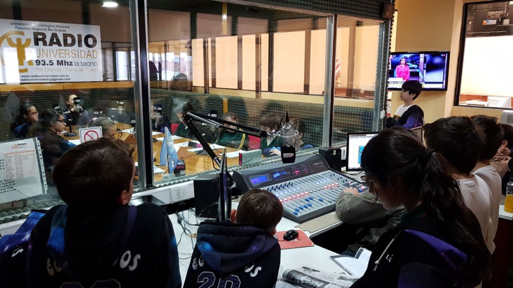 No te pierdas el repaso de todas las actividades que se llevaron a cabo en la Escuela Austral de Enseñanza Bilingüe. Los alumnos de 6to año nos traen en su habitual programa que se emite por Radio Universidad (93.5), las últimas actividades de los diferentes niveles educativos. Pasá, escuchá y divertite.