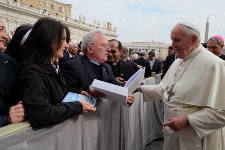 En Radio Universidad, el Padre Francesco Motto reveló que en su despacho posee un cuadro junto al Papa Francisco en donde "le estoy obsequiando el DVD con la historia de la Patagonia. Francisco me encomendó que por favor no abandonemos su querida Tierra del Fuego".