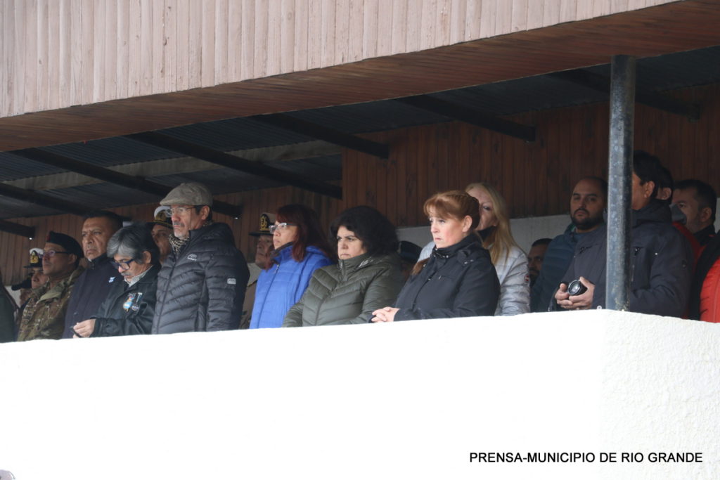 El Batallón de Infantería de Marina N° 5 Escuela de Río Grande, conmemoró el 71 años de vida al servicio de la patria y la comunidad de Tierra del Fuego, especialmente la de Río Grande. Con un acto en la plaza central del “BIM”, como lo llama con afecto la familia riograndense, fue encabezado por el titular del Área Naval Austral, contraalmirante Marcos Henson y el presidente del Poder Legislativo, vicegobernador Juan Carlos Arcando.