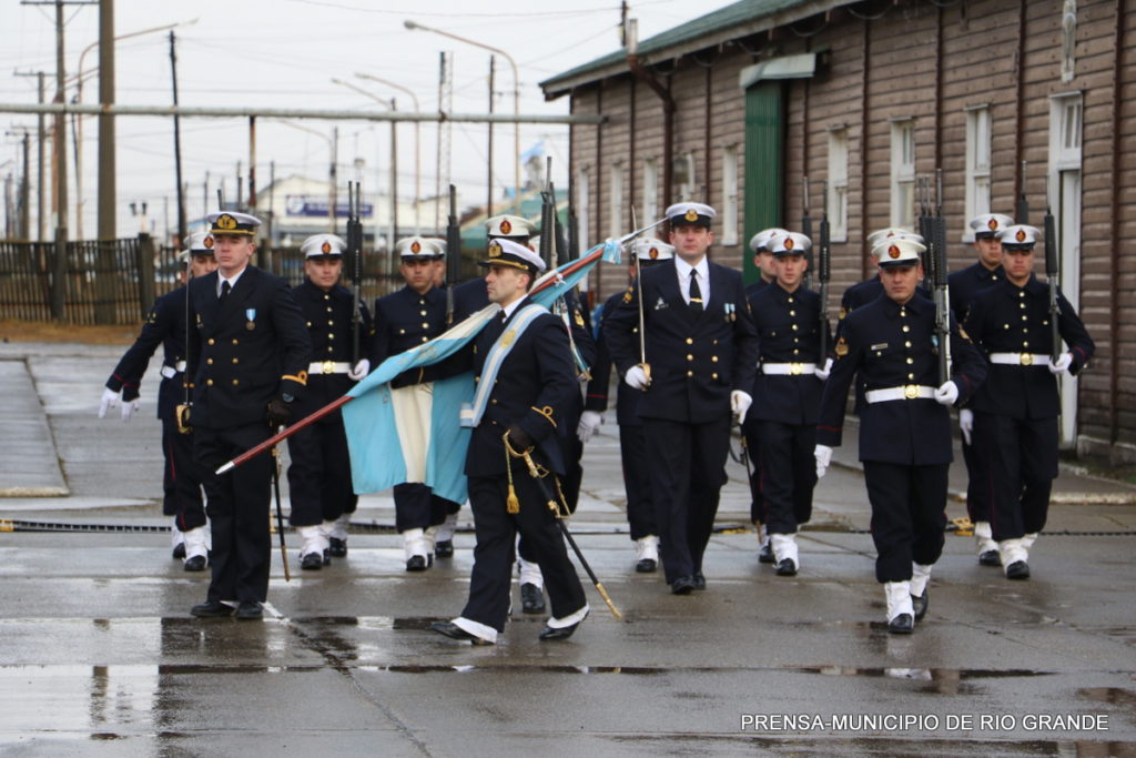 El Batallón de Infantería de Marina N° 5 Escuela de Río Grande, conmemoró el 71 años de vida al servicio de la patria y la comunidad de Tierra del Fuego, especialmente la de Río Grande. Con un acto en la plaza central del “BIM”, como lo llama con afecto la familia riograndense, fue encabezado por el titular del Área Naval Austral, contraalmirante Marcos Henson y el presidente del Poder Legislativo, vicegobernador Juan Carlos Arcando.