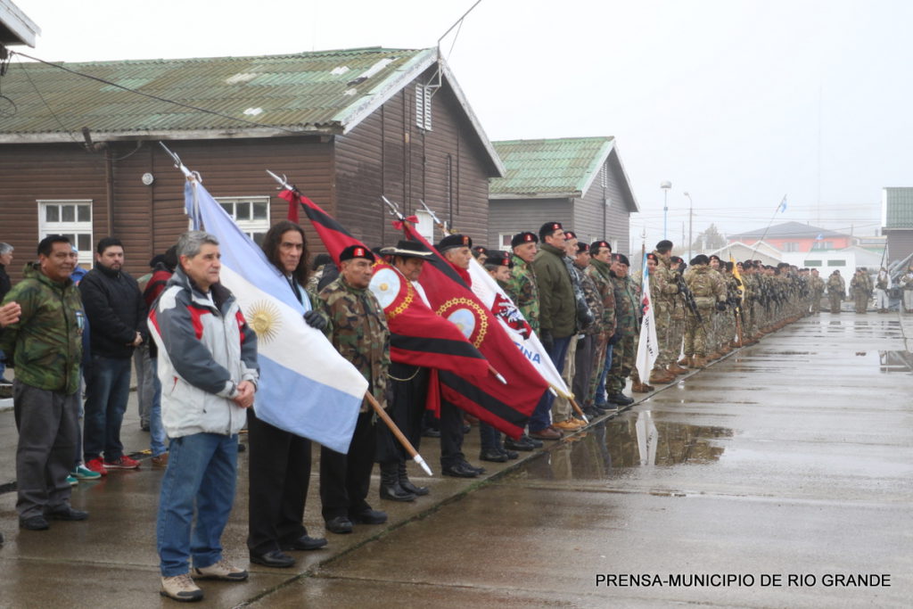 El Batallón de Infantería de Marina N° 5 Escuela de Río Grande, conmemoró el 71 años de vida al servicio de la patria y la comunidad de Tierra del Fuego, especialmente la de Río Grande. Con un acto en la plaza central del “BIM”, como lo llama con afecto la familia riograndense, fue encabezado por el titular del Área Naval Austral, contraalmirante Marcos Henson y el presidente del Poder Legislativo, vicegobernador Juan Carlos Arcando.