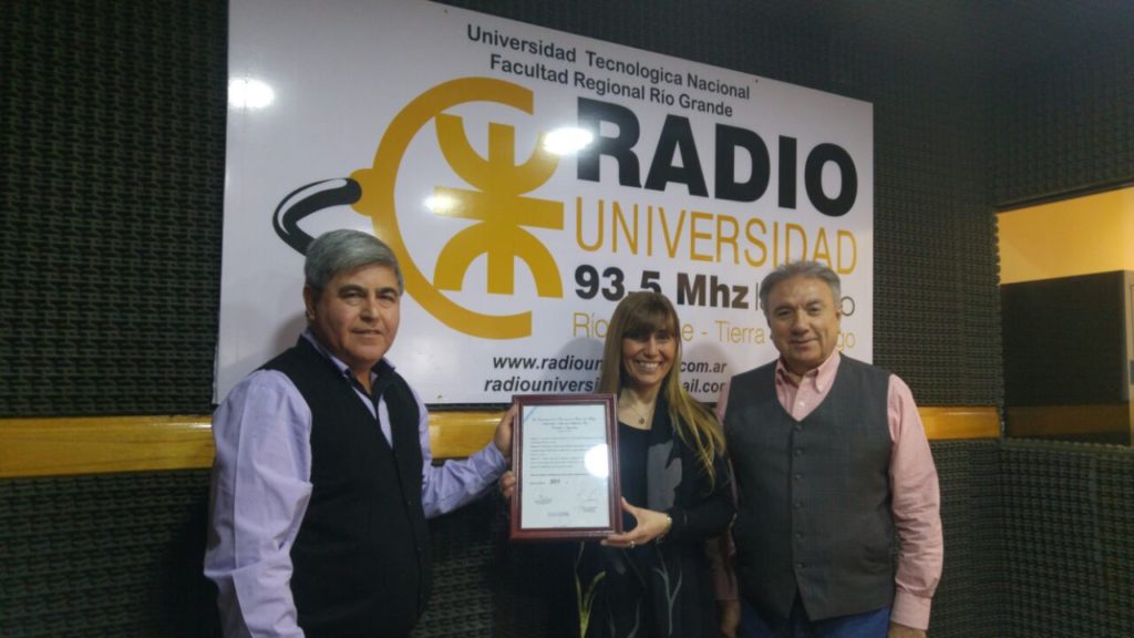 La Legisladora Provincial Cristina Boyadjián entregando el reconocimiento del parlamento provincial al Director del Diario Provincia 23 y Radio Universidad (93.5 MHZ) Alberto Centurión y al Decano de la Facultad Regional Río Grande de la UTN, Ingeniero Mario Félix Ferreira.