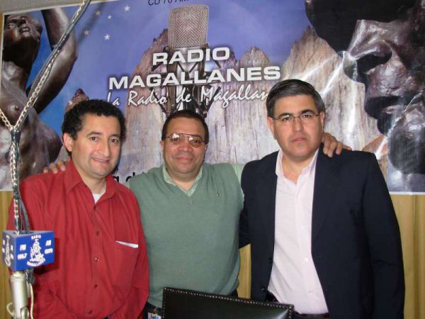 Alberto Centurión y Francisco ‘Condorito’ Andrade –Historiador Deportivo-, visitando los estudios de Radio Magallanes, hace unos años.