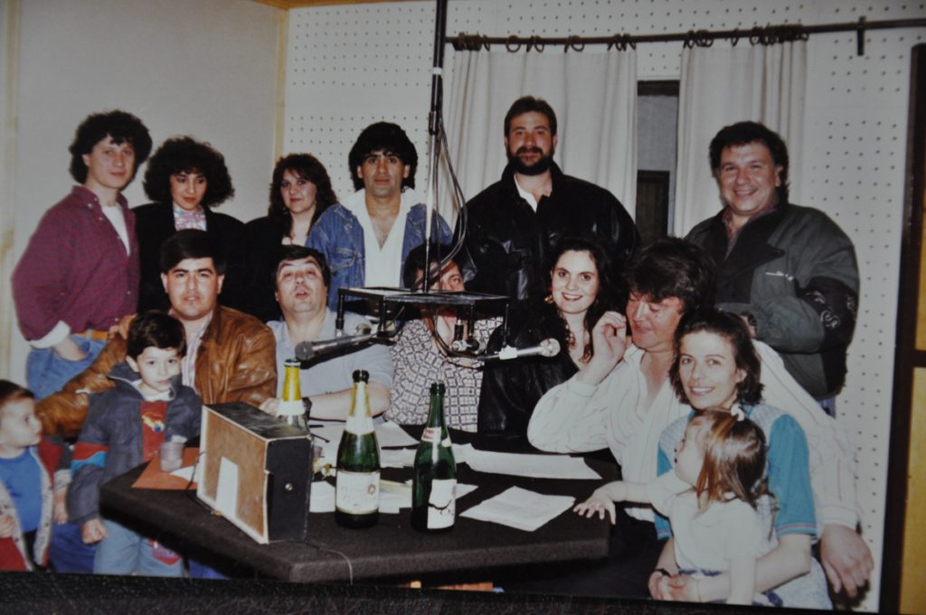 Fundación  de  FM  Stylo,  en  1988.  En  la  imagen  su  fundador  Alberto  Centurión  junto  a  su  esposa  Mónica  Zampedri  y  sus  Siro  y  Yeico,  locutores,  periodistas  y  operadores.  Se  pueden  ver  a  Fernando  Varela  y  su  esposa,  Ricardo  Chapulín  Ferreyra,  Oscar  ‘Pilo’Armas,  Diana  Flores  y  su  hija  Naty  Jañez;  El  Bagual,  entre  otros.