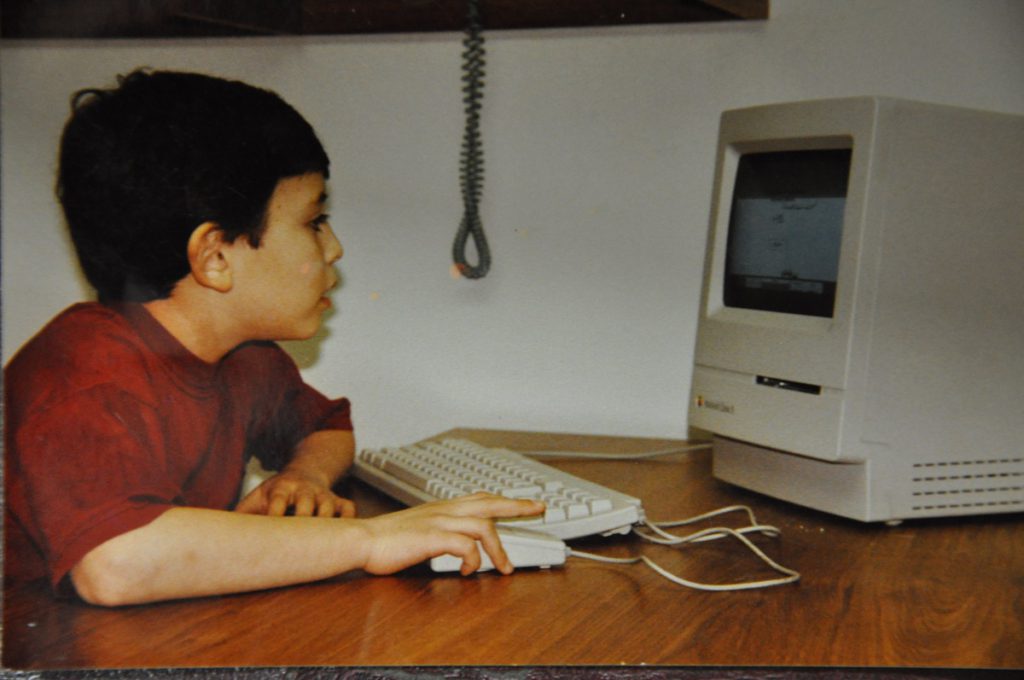 Siro  Centurión  cuando  tenía  siete  años  de  edad  ya  era  un  maestro  de  las  Mac.