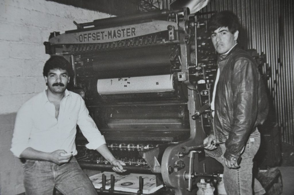 El  imprentero  Luís  Amargot  y  Alberto  Centurión  junto  a  la  primera  Ofset  de  impresión  sábana,  marca  Master.