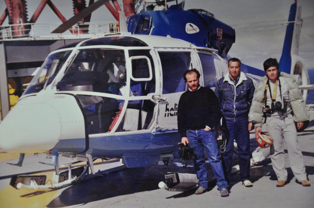 Alberto  Centurión,  Elías  Rolando  y  el  Peca  Trioni  bajando  del  helicóptero  que  los  llevó  a  la  plataforma  de  Total  Austral.