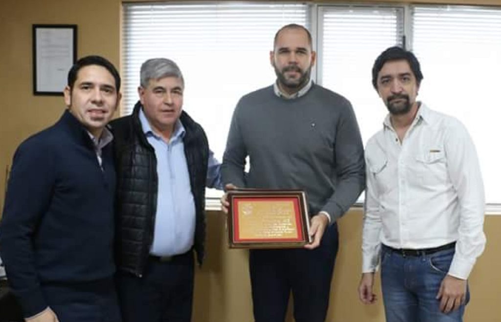 Agustín Tita, Federico Runin y Augusto Britos hicieron entrega de una placa por el 25° aniversario de Provincia 23 al Director Alberto Centurión.