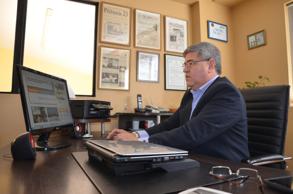 El director de Provincia 23 Alberto Centurión ha fundado siete medios en la provincia y confiesa que el periodismo “es una herramienta al servicio de la libertad”.