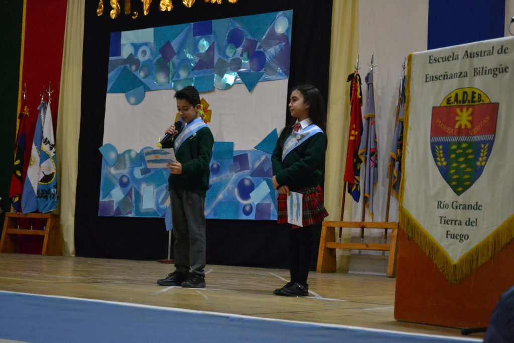 Alumnos de la EADEB y del CIERG prometieron a la Bandera.