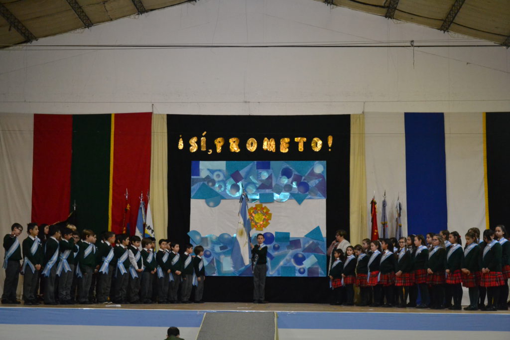 Alumnos de la EADEB y del CIERG prometieron a la Bandera.