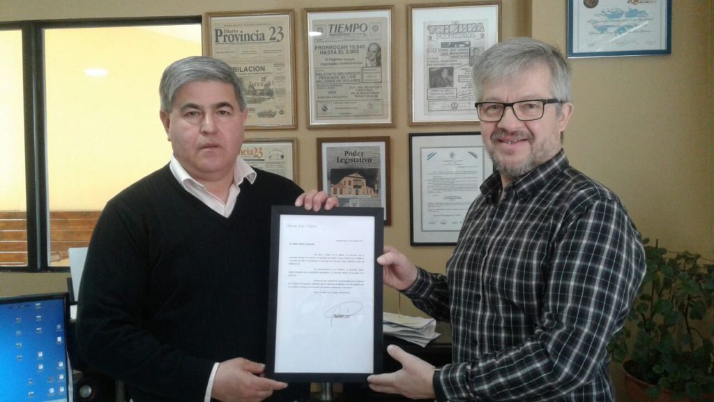 El Senador Nacional José ‘Nato’ Ojeda entregando el reconocimiento del Senado de la Nación al Director de Provincia 23, Néstor Alberto Centurión.
