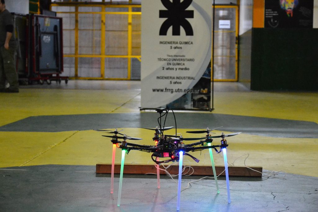 Exhibición de drones en la UTN