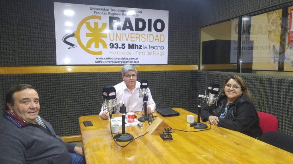 La presidente del Consejo de Administración de la Cooperativa Eléctrica, profesora Valeria Andrade y el Gerente de la misma institución, Miguel Casielles, fueron entrevistados en el programa ‘Buscando el Equilibrio’ que se emite por Radio Universidad (93.5 MHZ) donde se explayaron sobre diversos temas de interés.