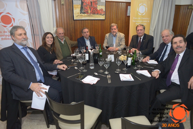 Lic. Jerónimo Ainchil – Rector de la Universidad Provincial de San Antonio de Areco Mg. Danya Tavella – Secretaria de Políticas Universitarias – Ministerio de Educación de la Nación; Lic. Conrado González – Presidente del FORO CyTP; Dr. Lino Barañao – Ministro de Ciencia, Tecnología e Innovación Productiva; Ing. Agr. Jorge Elusstondo – Ministro de Producción de la Provincia de Buenos Aires; Ing. Pablo Romanazzi – Presidente de la Comisión de Investigaciones Científicas de la Provincia de Buenos Aires; Sr. Jorge Cassará – Presidente de Laboratorios Cassará; Comodoro Mayor Alfonso Sacco – Director General de Investigación y Desarrollo de la Fuerza Aérea Argentina.