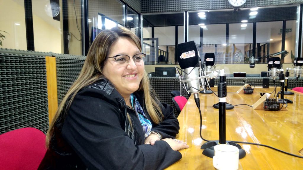 La presidente del Consejo de Administración de la Cooperativa Eléctrica, profesora Valeria Andrade y el Gerente de la misma institución, Miguel Casielles, fueron entrevistados en el programa ‘Buscando el Equilibrio’ que se emite por Radio Universidad (93.5 MHZ) donde se explayaron sobre diversos temas de interés.