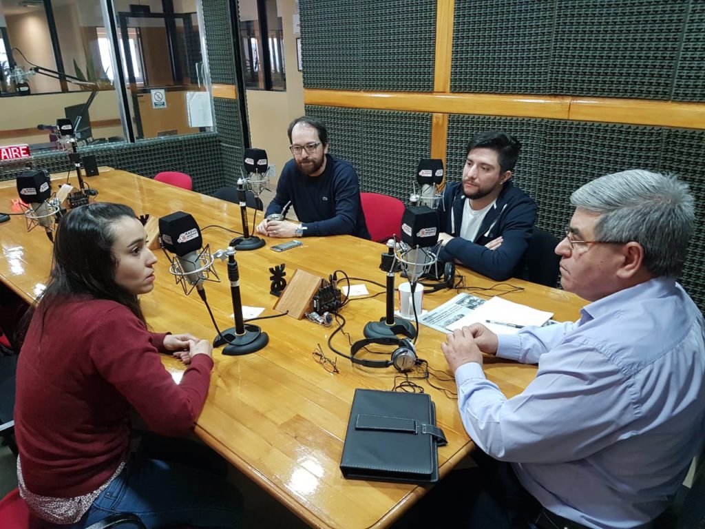 Los jóvenes funcionarios y militantes del PRO en la provincia Fermín Randón, Belén Montes de Oca y Sebastián Enchieme, visitaron los estudios de Radio Universidad 93.5 para hablar del trabajo partidario que vienen realizando, de cara al proceso electoral de 2019, año en el que esperan que “el cambio llegue a Tierra del Fuego”.