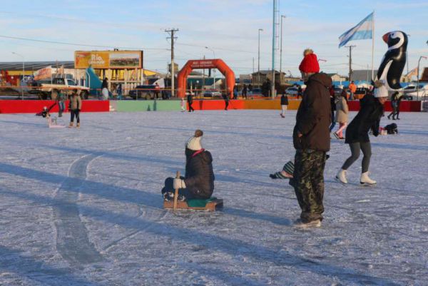 El sábado 30 de junio desde la media mañana, la Agencia Municipal de Deportes y Juventud; acompañada de varias áreas municipales prepararon lo que luego sería la inauguración oficial de la pista de Patinaje del Cono de Sombra para vivir una espectacular tarde junto a la numerosa familia riograndense que allí se reunió para disfrutar de una especial jornada recreativa con juegos de invierno, trineos, muy buena música, sorteos y mucha diversión.