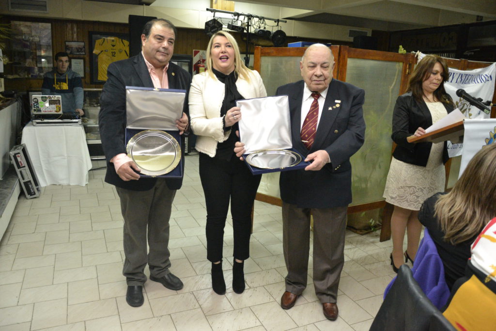 La gobernadora Rosana Bertone junto al presidente entrante Ramón Andrés Bello y el presidente saliente, Dr. Felipe González la Riva.