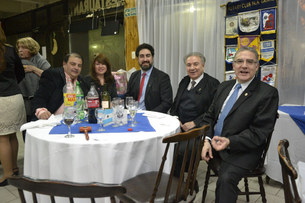 El Dr. Felipe González la Riva, la señora Sandra Vera y su esposo, el ingeniero Demian Ferreyra, el Decano de la FRRG, Ingeniero Mario Ferreyra y el Presidente del Rotary Club Río Grande, Prof. Miguel Vázquez