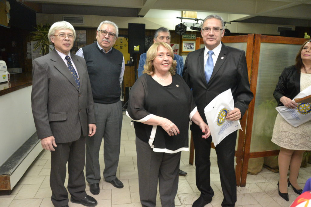 El Presidente del Rotary Club Río Grande, Prof. Miguel Vázquez, junto a la Dra. Josefa Martín e integrantes de este club rotario.