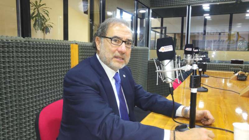 El secretario de Representación Oficial para la Cuestión Malvinas, Jorge Argüello, visitó los estudios de Radio Universidad 93.5 junto a la subsecretaria de Relaciones Internacionales de la provincia, Cecilia Fiocchi, y el secretario de Medios de la provincia Pablo Cabás.