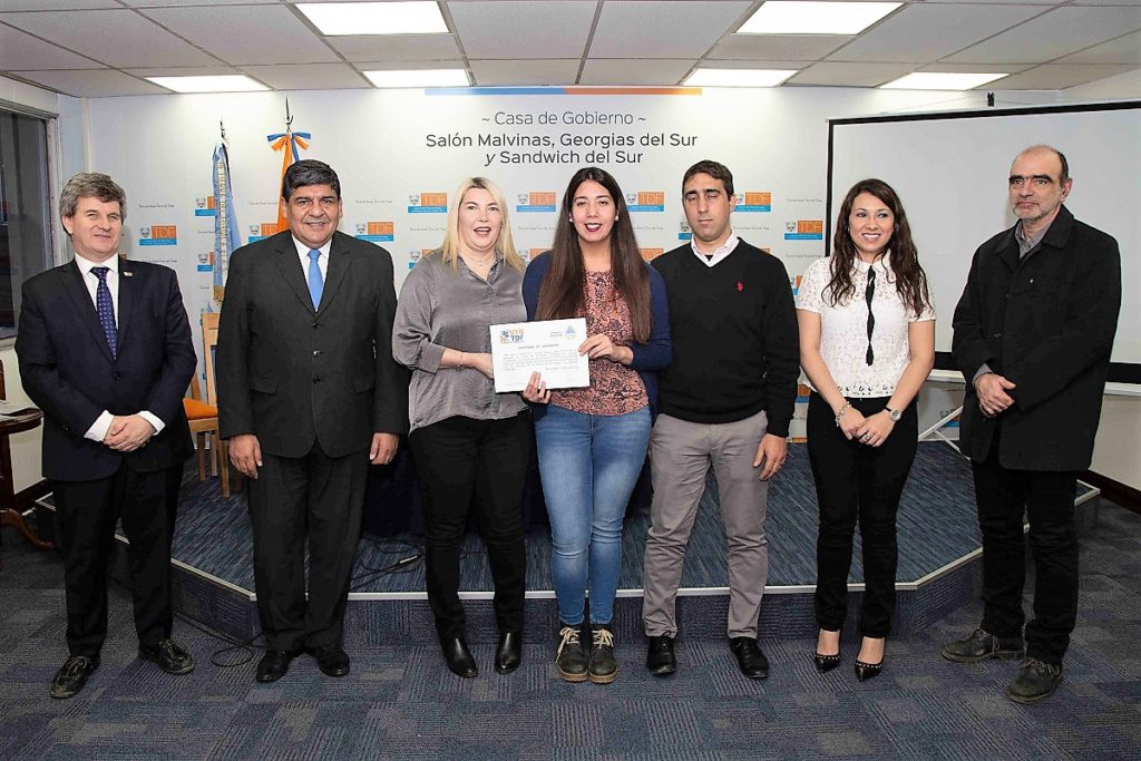 urante el fin de semana se entregaron los certificados correspondientes al curso de posgrado en Teledetección Cuantitativa que fue organizado por la Facultad Regional Tierra del Fuego en coordinación con el Ministerio de Ciencia y Tecnología de la Provincia y la CONAE (Comisión Nacional de Actividades Espaciales).