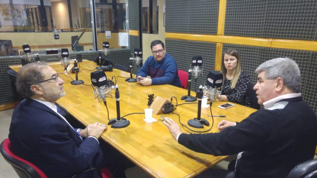 El secretario de Representación Oficial para la Cuestión Malvinas, Jorge Argüello, visitó los estudios de Radio Universidad 93.5 durante su paso por la provincia, para hablar sobre las expectativas frente al nuevo rol que aceptó desempeñar. También estuvieron presentes la subsecretaria de Relaciones Internacionales de la provincia, Cecilia Fiocchi, y el secretario de Medios de la provincia Pablo Cabás.