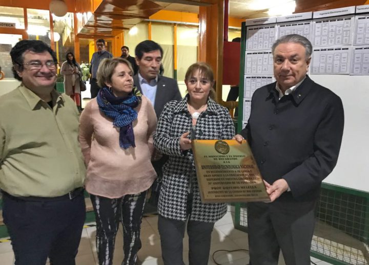 Las autoridades municipales, a nombre del intendente Gustavo Melellla, hicieron entrega de una plaqueta conmemorativa al Ingeniero Ferreyra, en reconocimiento por la labor que lleva adelante la UNT en la provincia y el gran aporte a la educación fueguina.