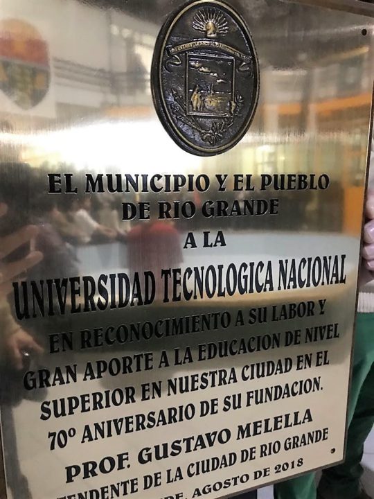 Al finalizar el acto las autoridades municipales, a nombre del intendente Gustavo Melellla, hicieron entrega de una plaqueta conmemorativa al Ingeniero Ferreyra, en reconocimiento por la labor que lleva adelante la UNT en la provincia y el gran aporte a la educación fueguina.