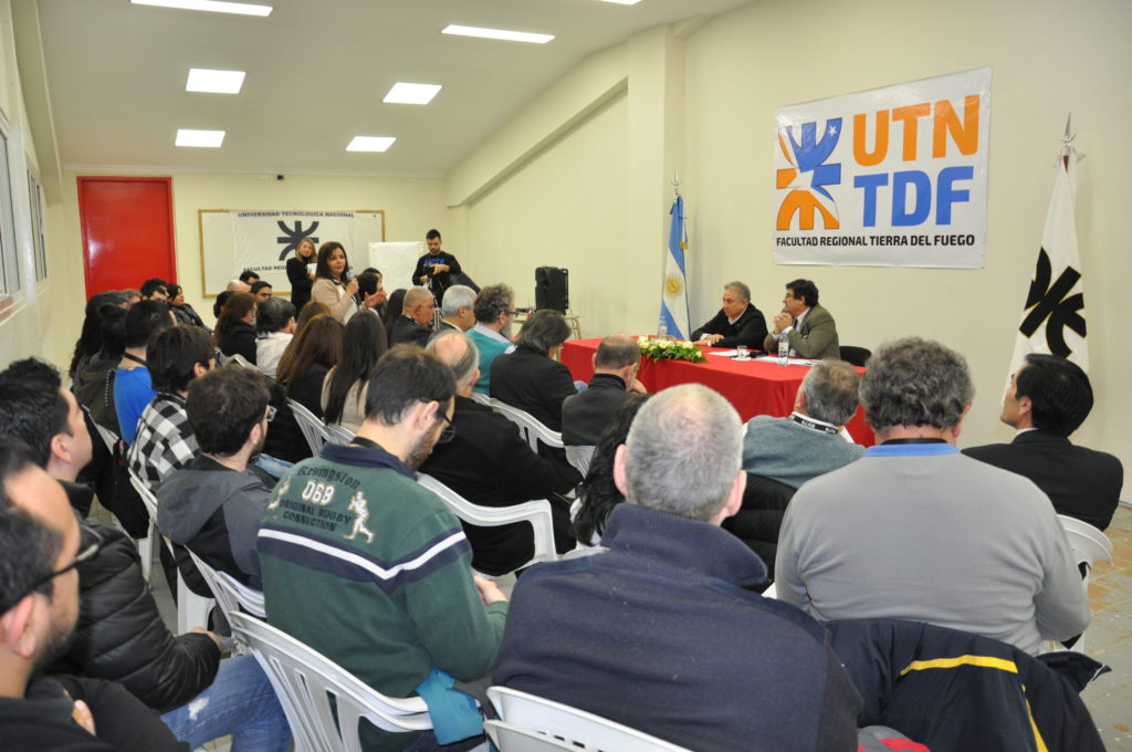 Este martes a la tarde se realizó la Asamblea Universitaria donde los cuatro claustros, Docentes, No Docentes, Alumnos y Graduados ratificaron al ingeniero Mario Ferreyra como Decano y al ingeniero Francisco Álvarez como Vicedecano de la Facultad Regional Tierra del Fuego de la Universidad Tecnológica Nacional. Ferreyra fue reelecto democráticamente desde el año 1983.