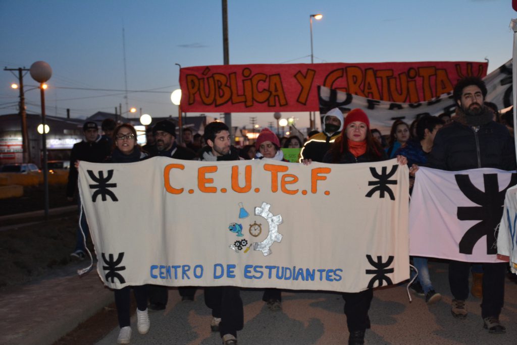 Este jueves se realizaron sendas manifestaciones de las dos universidades estatales en esta ciudad, la Facultad Regional Tierra del Fuego y la Universidad Nacional de Tierra del Fuego, que se movilizaron en defensa de la universidad pública ante los recortes del gobierno del presidente Mauricio Macri. 