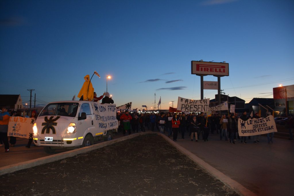 Este jueves se realizaron sendas manifestaciones de las dos universidades estatales en esta ciudad, la Facultad Regional Tierra del Fuego y la Universidad Nacional de Tierra del Fuego, que se movilizaron en defensa de la universidad pública ante los recortes del gobierno del presidente Mauricio Macri. 