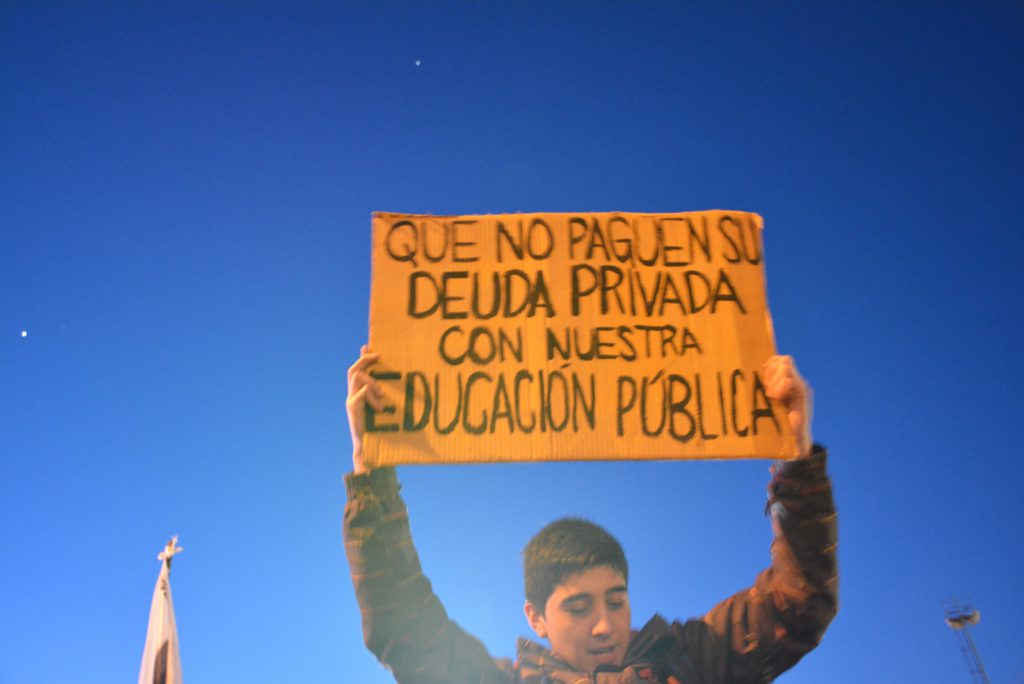 Este jueves se realizaron sendas manifestaciones de las dos universidades estatales en esta ciudad, la Facultad Regional Tierra del Fuego y la Universidad Nacional de Tierra del Fuego, que se movilizaron en defensa de la universidad pública ante los recortes del gobierno del presidente Mauricio Macri. 